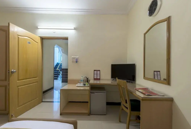 Hotel Raj Comforts - Golf View