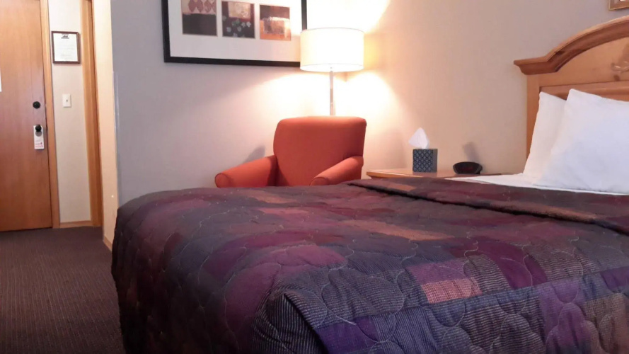 Lakeshore Inn & Suites