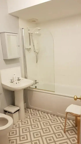 Central 3 Bedroom Next to Leafy Meadows