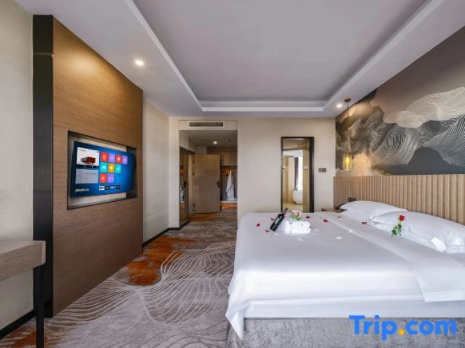 2 Bedrooms Family Suite with pool view