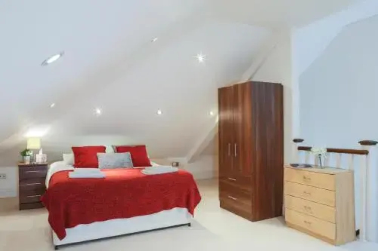 Finchley Central - Spacious Triplex