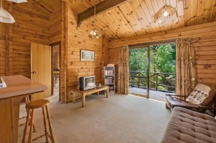 16 Chalet Cres
