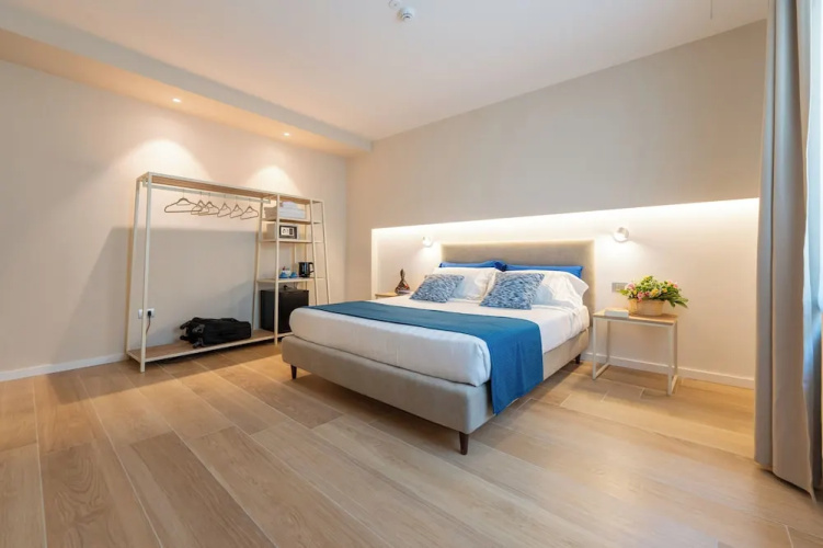 Six Luxury Room