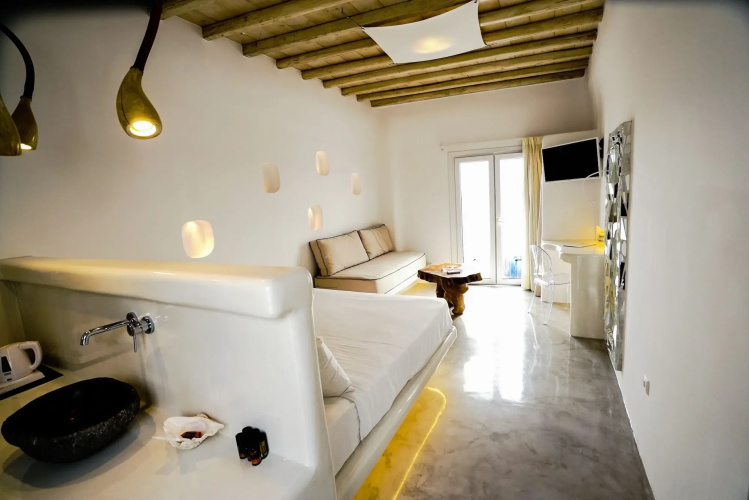 Flaskos Luxury Suites