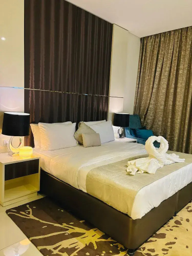 Stunning Studio Dubai with Infinity Pool and Canal View