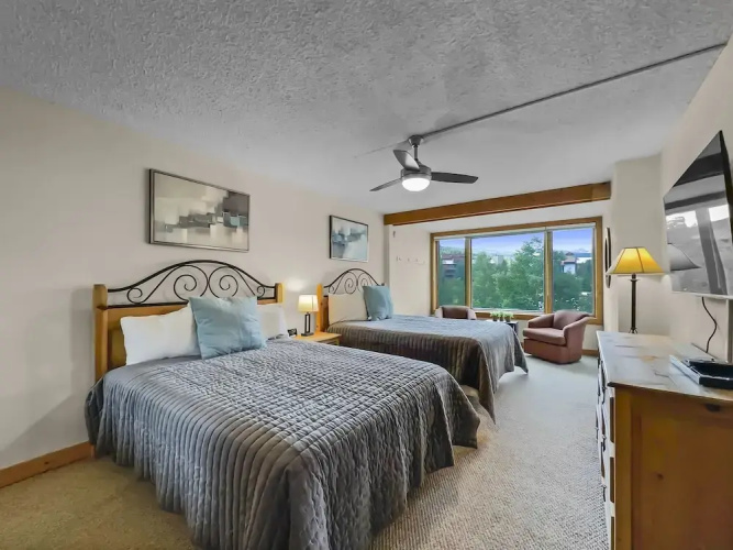 Timeless Classic Ski Condo - SH404 by RedAwning