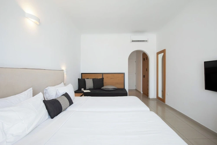 Standard Triple room with partial sea view