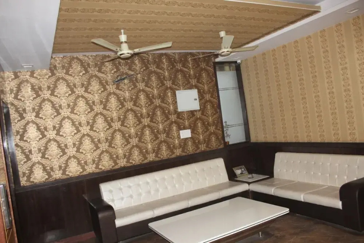 Fabhotel Sanjay Palace