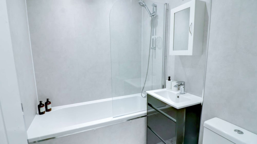 Modern House In Hartlepool With Private Parking