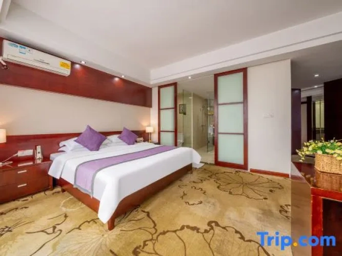 1 Bedroom Executive Suite with street view