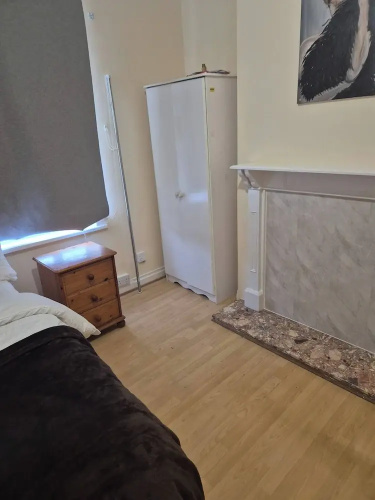 Spacious Large 4BR Home Train Station University