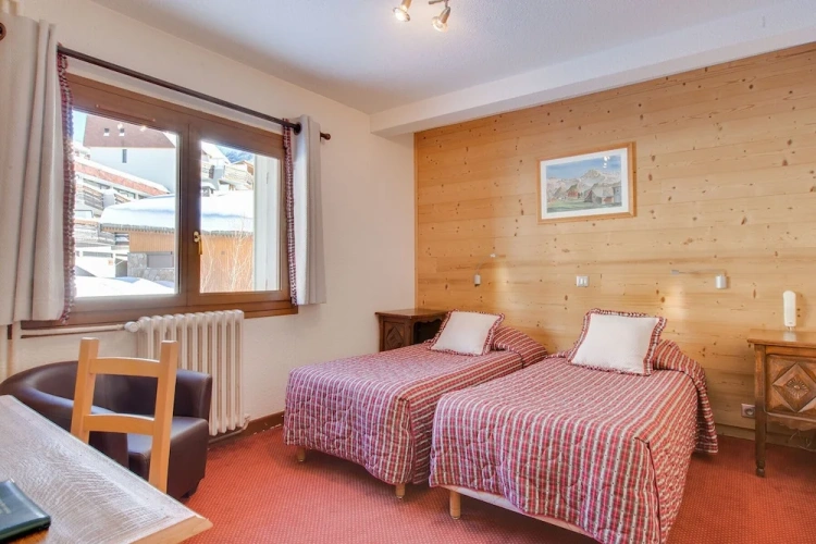 4 Bedrooms Comfort room with city view