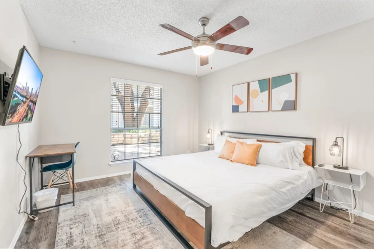 Soco 2BR Comfy Suite w Pool King bed Fast Wifi