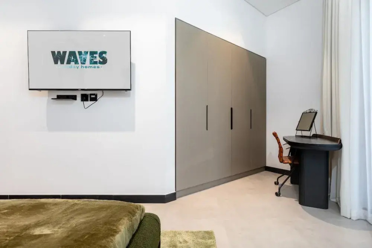 Waves - Serene Waterfront Elegance: 2BR Haven in Business Bay