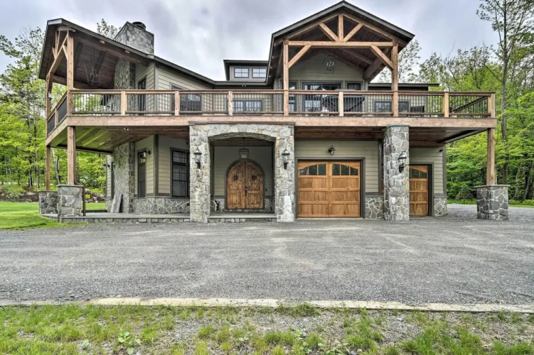 Elegant Mtn Chalet w/ Deck: 1 Mi to Mt Snow!