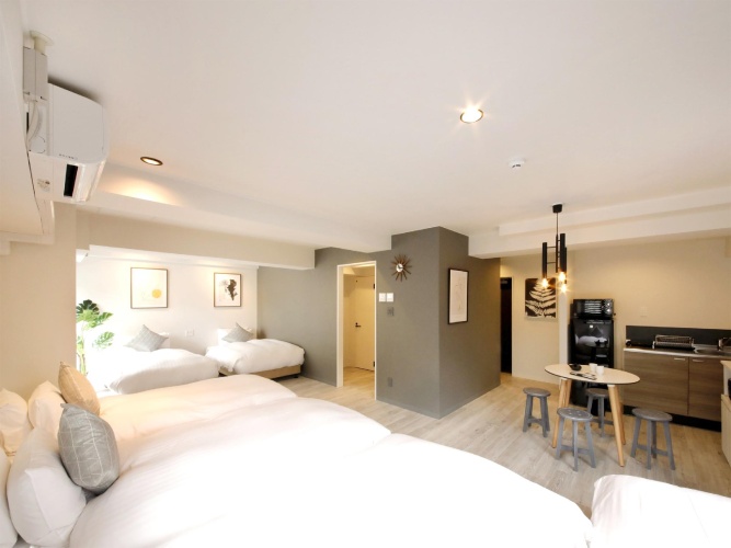 Deluxe Sextuple Family room