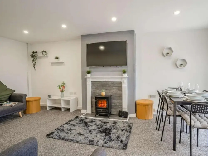 3-bed 5-6 Berth Modernised Bungalow!
