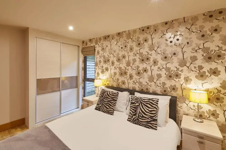 Host Stay Simon Howe Lodge