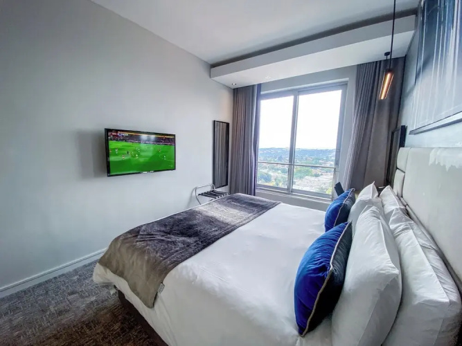 Sandtoncity-apartment-sleeps2-pool-parking