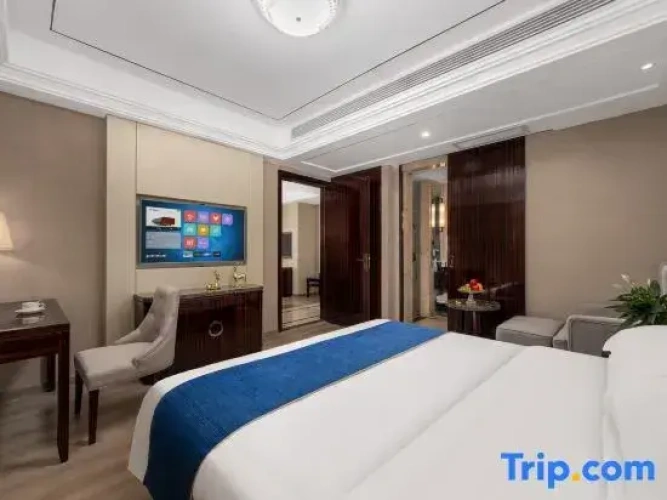 1 Bedroom Business Double Suite with courtyard view