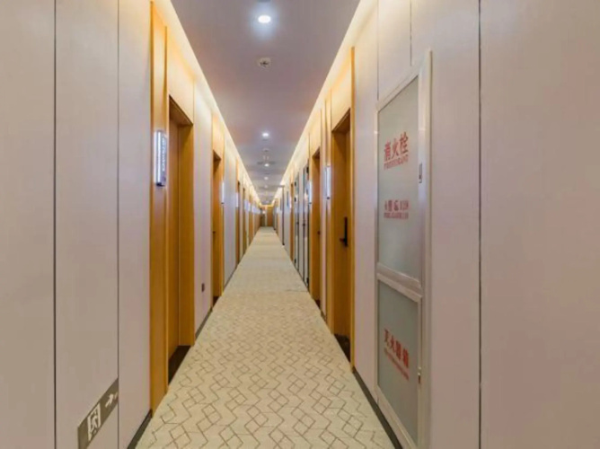 Super 8 Hotel (Wudaokou subway station, Beijing)