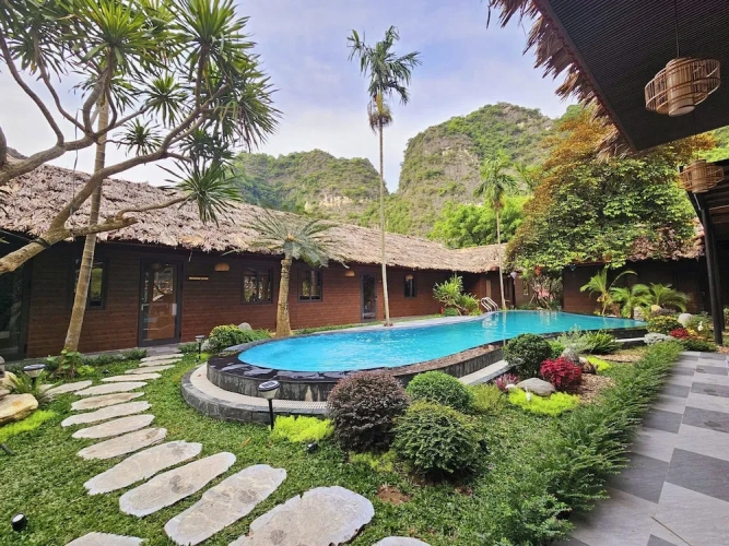 Standard Quadruple Family room with mountain view