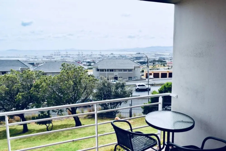 Bright Studio Apartment in Devils Peak