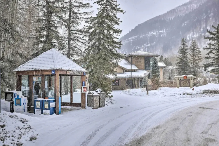 Condo w/ Hot Tub Access - Quick Bus Trip to Ski!