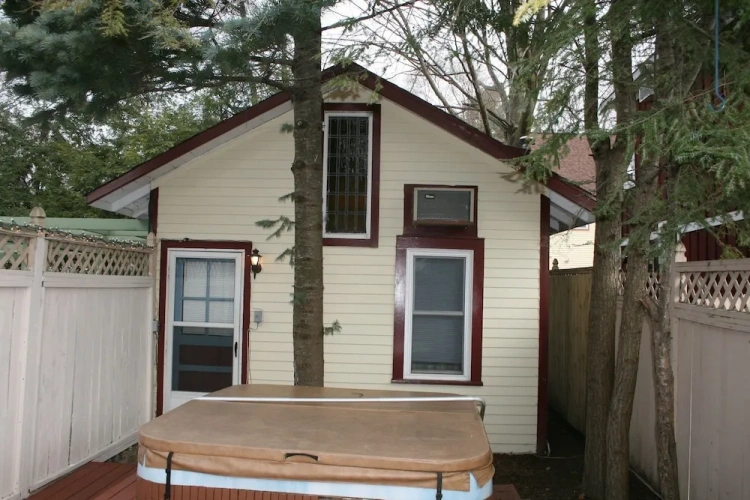 Cottage with courtyard view