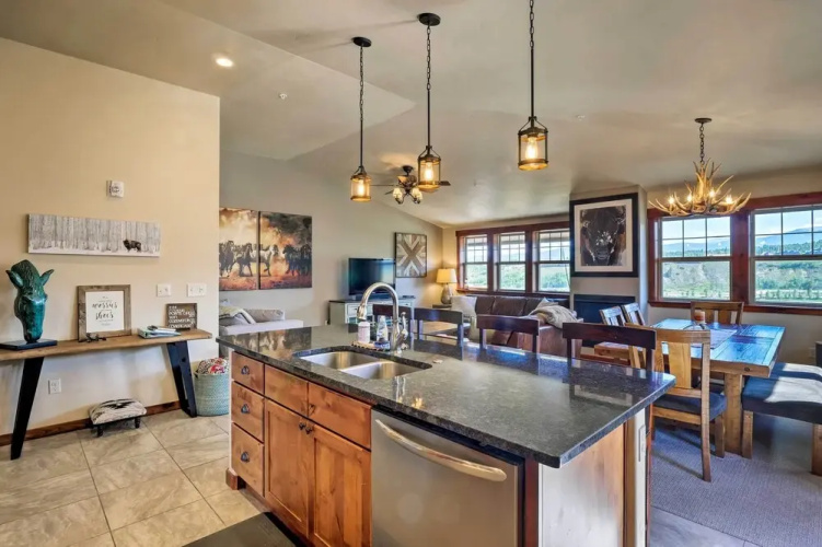 Winter Park Condo w/ Hot Tub & Mountain Views!