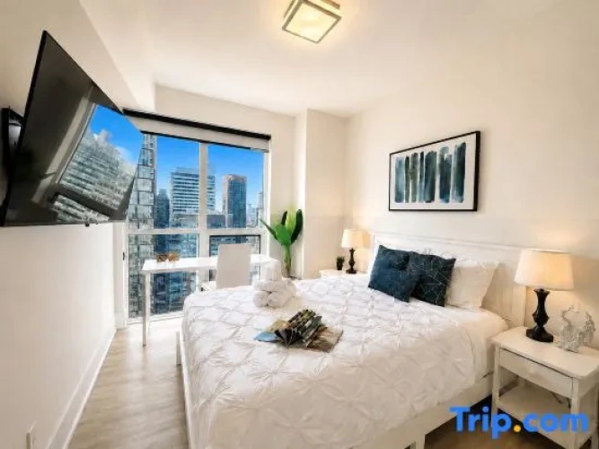 3 Bedrooms Standard Family room with lake view