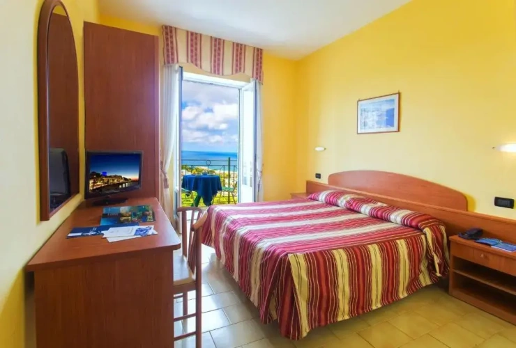 Standard Triple room with sea view