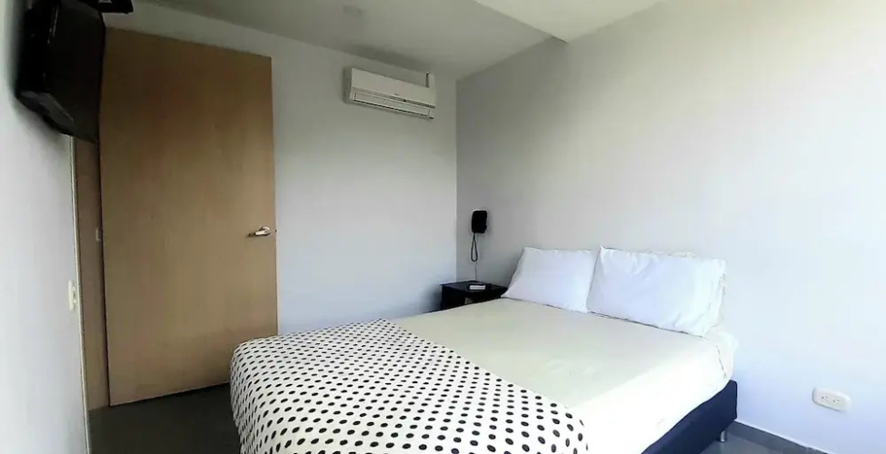 Cold AC fast Wi-Fi great location