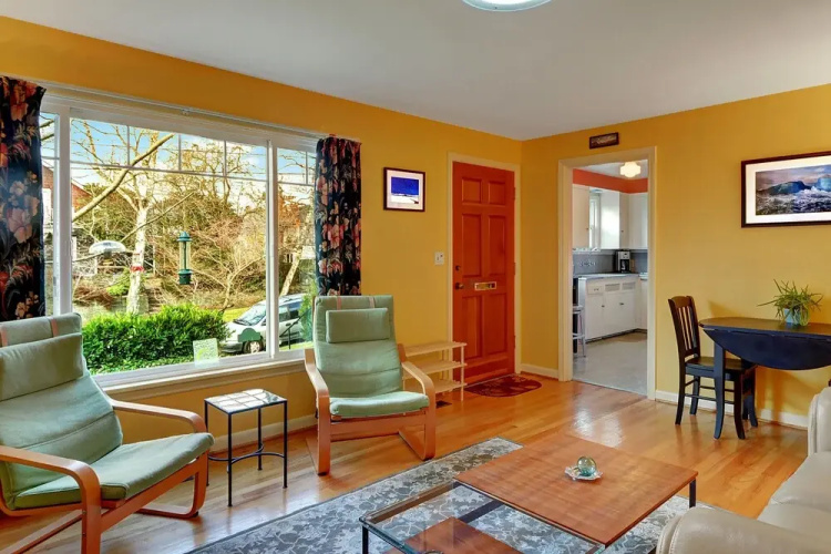 Husky Hideaway - Two Bedroom Home with Fireplace