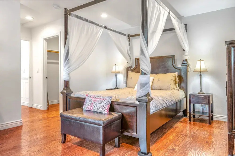 Fully Updated 3 BDR Seaside Home Minutes to Beach!