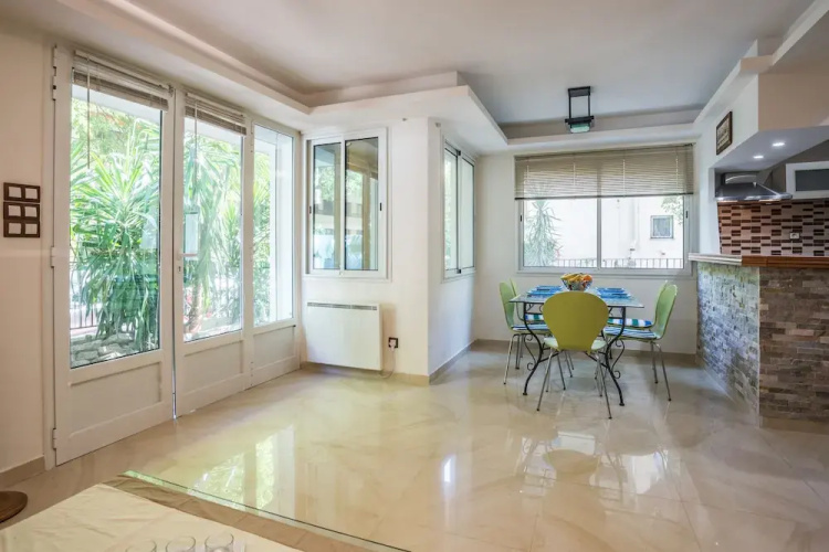 2 BDRM flat with 260m2 garden-Congress/Beaches by Weekome