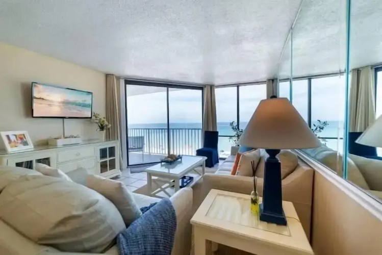 Leeward 403 at Edgewater