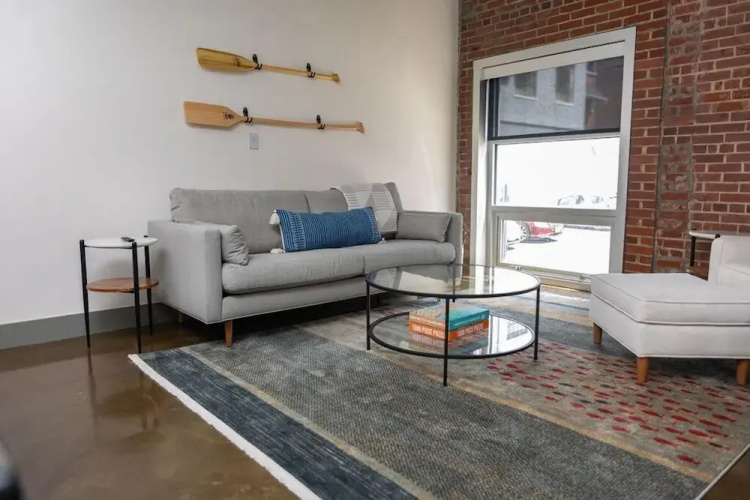 Luxury 2 Bedroom apt With Exposed Brick Downtown