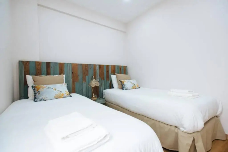 Hostly Sol 2bdr flat with patio in Seville center