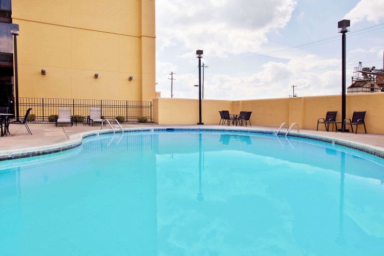 La Quinta Inn & Suites by Wyndham Memphis Airport Graceland photo 19