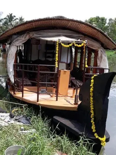 Royal Life Houseboat