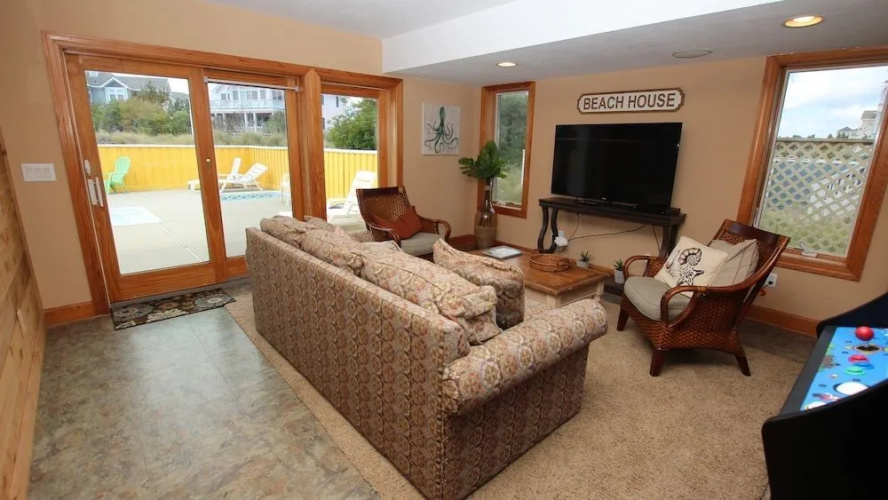 Mellow Yellow - 6 Br Home