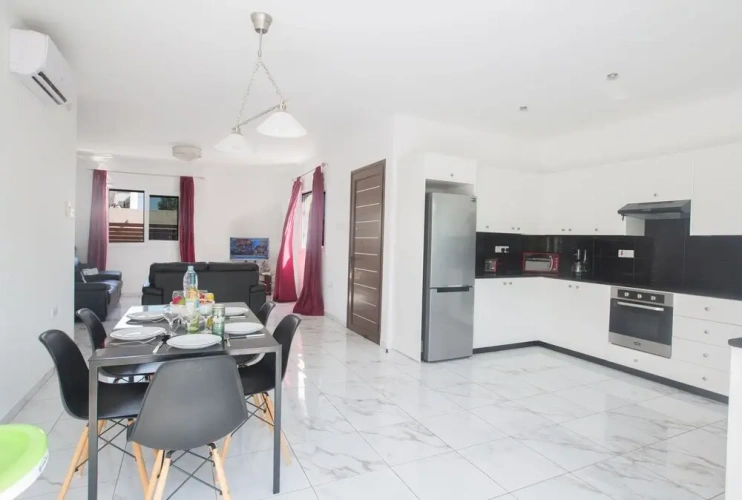 3 Bedrooms Villa with garden view