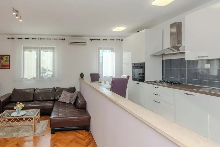 Holiday home Suric