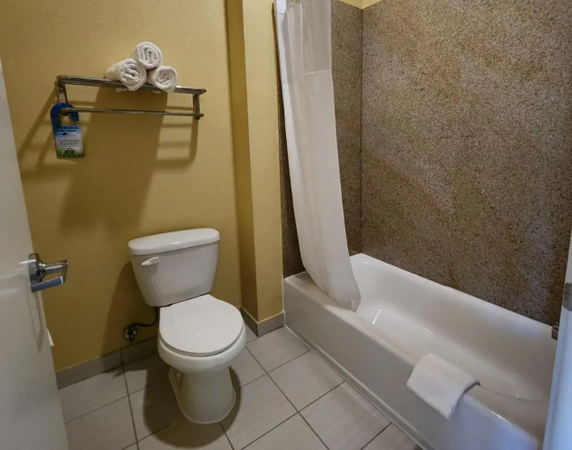 Rodeway Inn & Suites