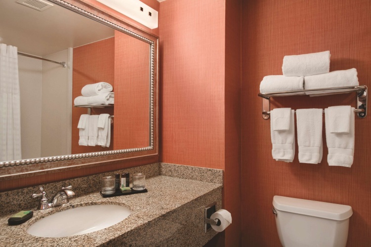 Embassy Suites by Hilton Hampton Convention Center photo 12