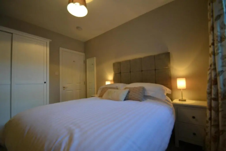 Charming 1 bed riverside apartment