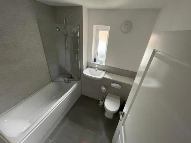Large Spacious Room with Massive Bed and FREE WIFI