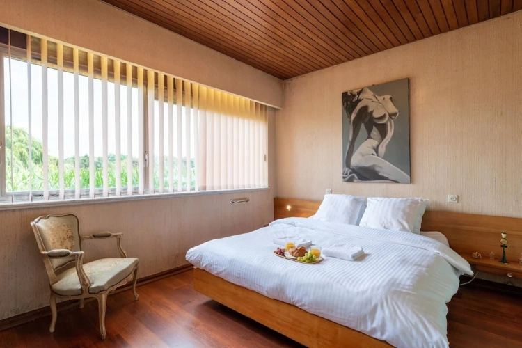 4 Bedrooms Family Cottage with garden view