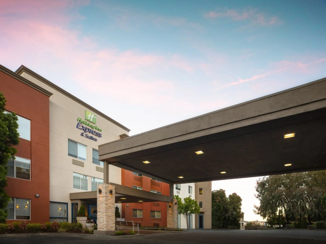 Holiday Inn Express & Suites Belmont By IHG